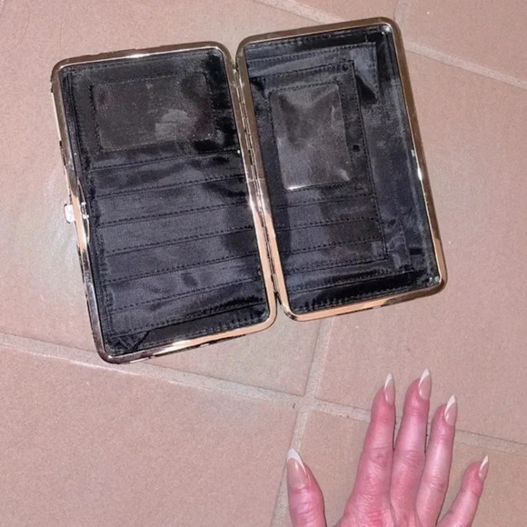 HARD CASE IVORY GREEN AND BLACK PYTHON FAUX LEATHER CLUTCH - Picture 2 of 9